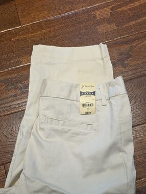 NWT 12 St. John's Bay Flat Front  Stretch Chinos Capri Pants Light Cream C